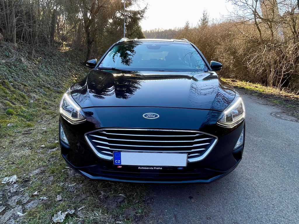 Ford Focus Titanium Kombi 2021, Černá Agate — pohled zepředu